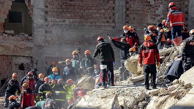 عمال الإنقاذ يبحثون عن ناجين تحت أنقاض مبنى متهدم بعد أن ضرب زلزال إيلازيج ، شرق تركيا